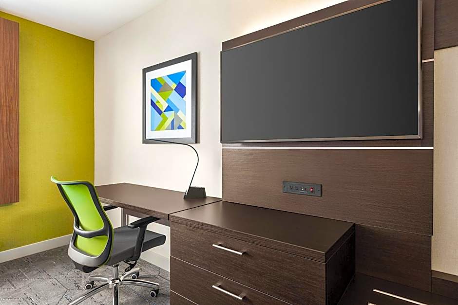 Holiday Inn Express and Suites Redding By IHG