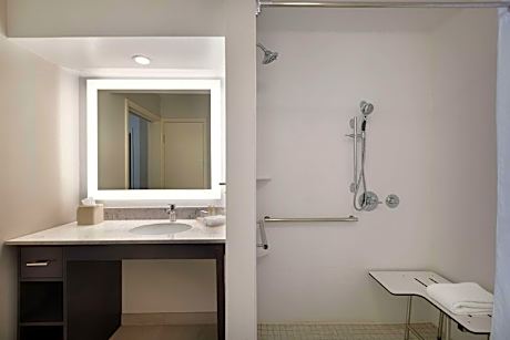 2 Bdrm Ste 1 King/2dbl Mobility Acc Ri Shwr Ns Separate Bdrms/living Rm-sofabed-full Kitchen Free Wi