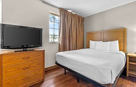 Deluxe Studio with 1 Queen Bed - Non-Smoking