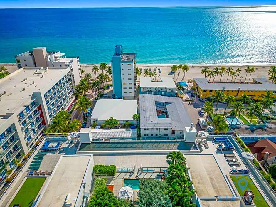 Hot tub & Rooftop pool- Near Beach