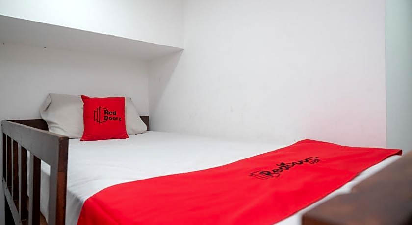 RedDoorz Apartment near Exit Toll Colomadu