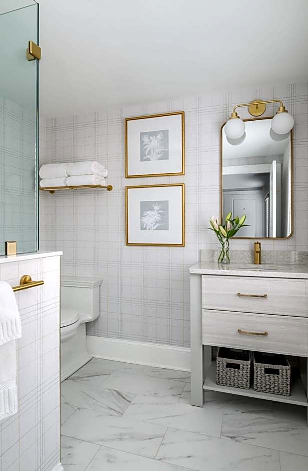 The Oaks Waterfront Hotel