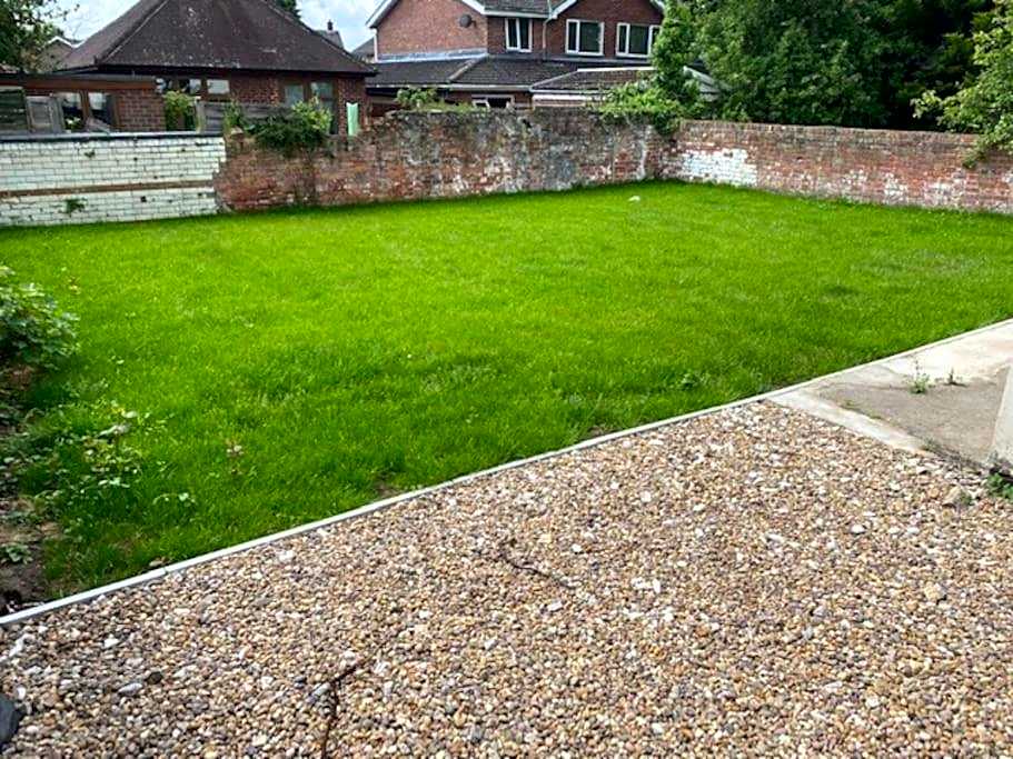 Newly refurbished studio, great location 8 studios