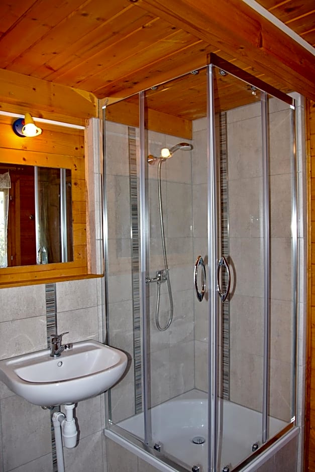 Domki Słoneczko z dostępem do jacuzzi sauny i rowerów