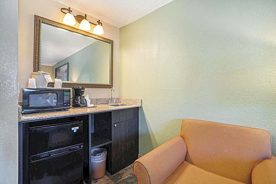 Super 8 by Wyndham Mt. Pleasant