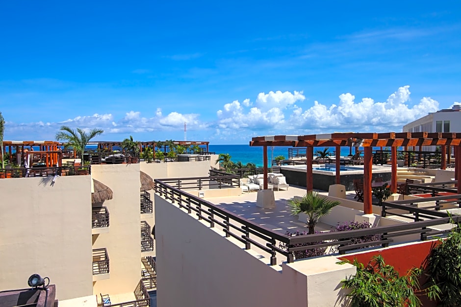 Aldea Thai by oceanfront