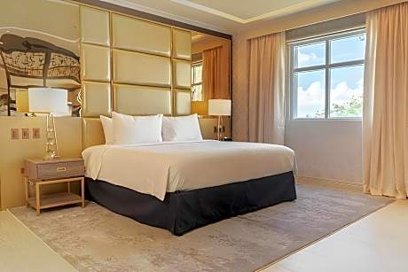 Executive Suite with Bathtub