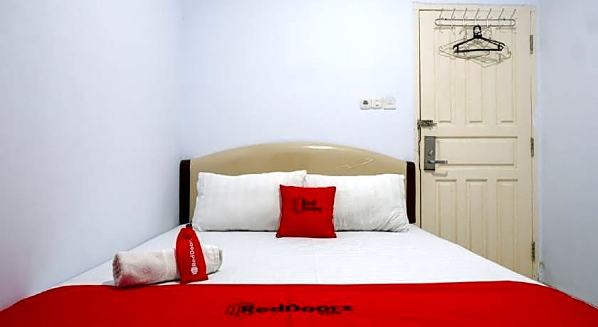 RedDoorz @ Hotel Bravo Pantai Kamali Bau Bau