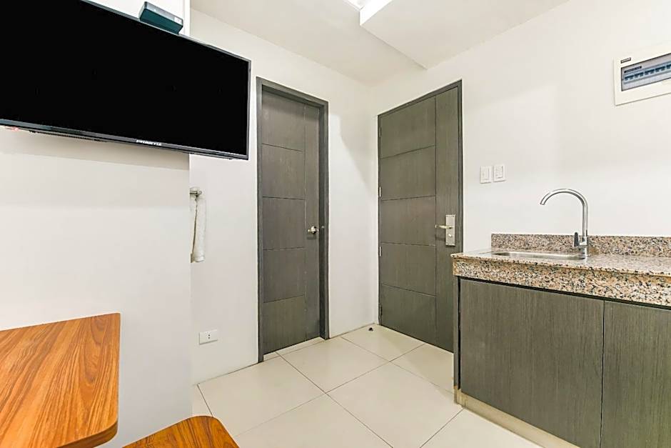 OYO 136 Regal Residences