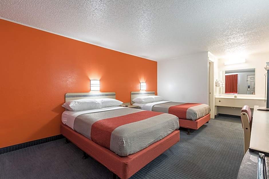 Travelodge by Wyndham Lansing