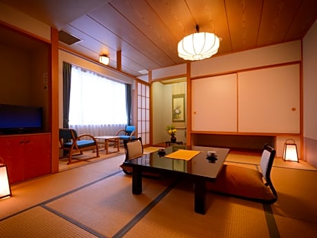 Japanese-Style Quadruple Room with Mountain View
