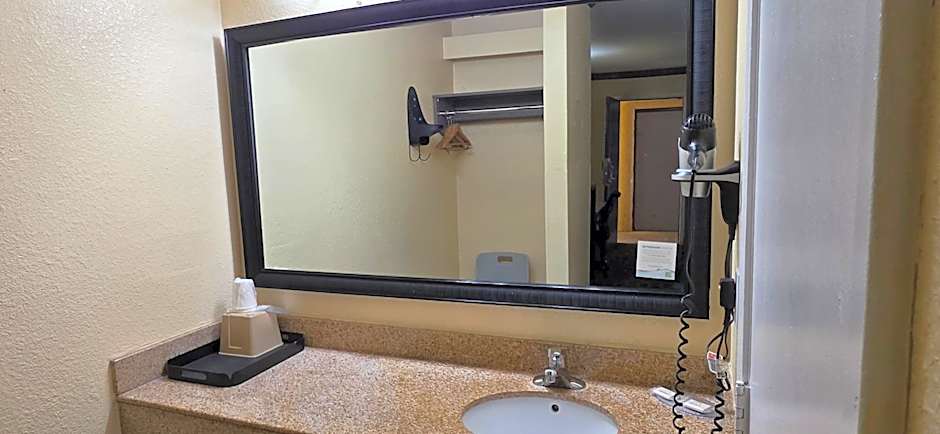 Super 8 by Wyndham San Marcos