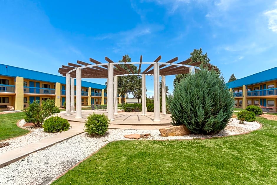 Days Inn & Suites by Wyndham Clovis