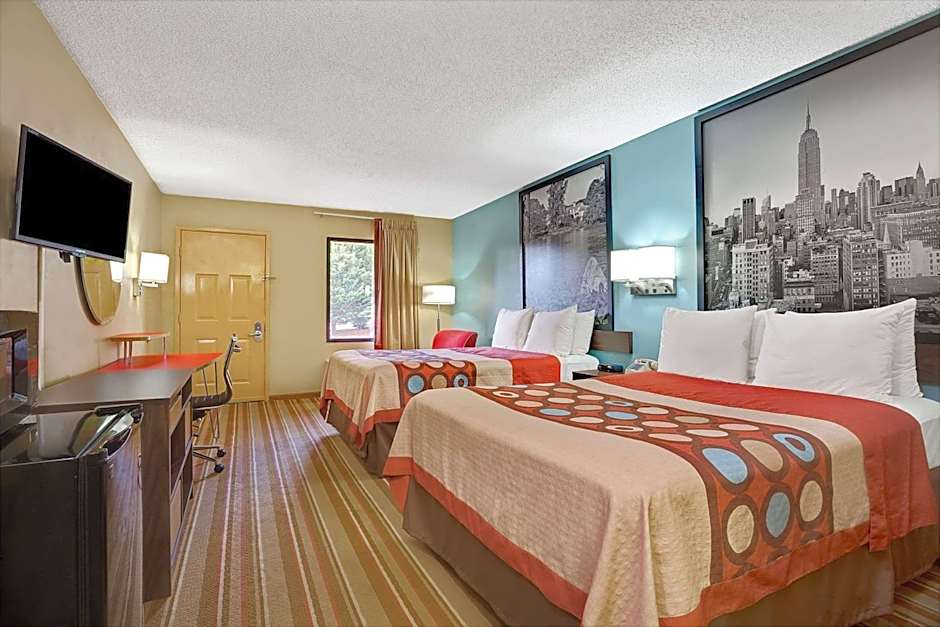 Super 8 by Wyndham Forest Park