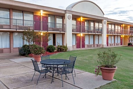 Days Inn by Wyndham Hillsboro TX