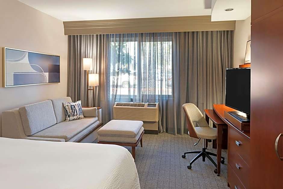 Courtyard by Marriott Long Beach Airport