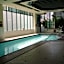 Rosedale on Robson Suite Hotel