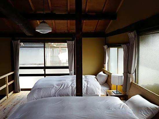 15 mins walk to Kyoto Station/5 mins to metro station B46-5