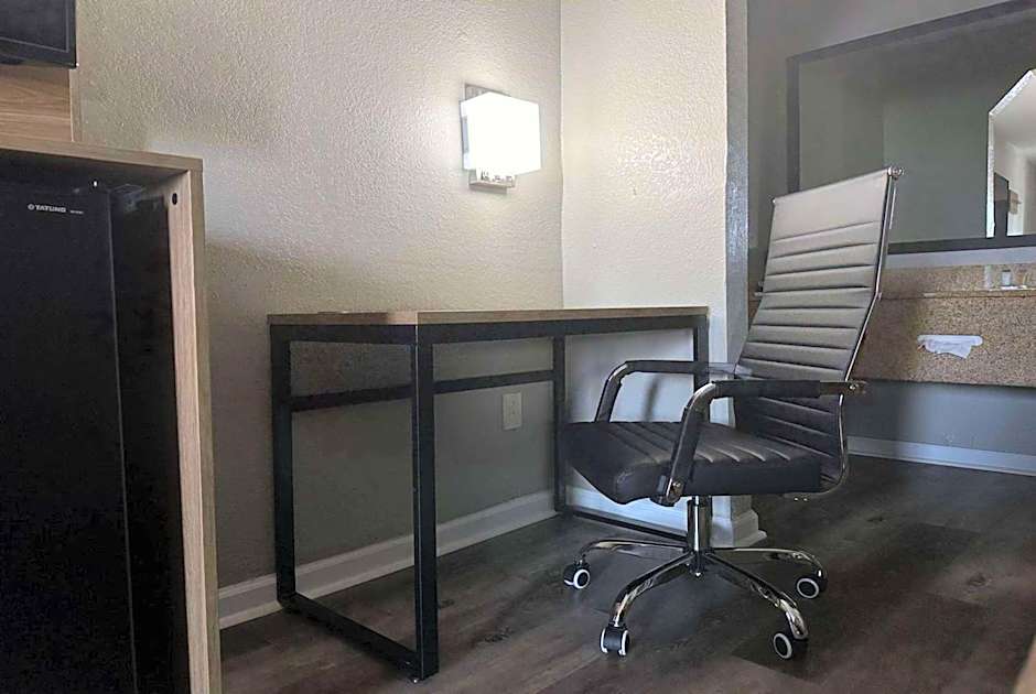 Super 8 by Wyndham Monroe