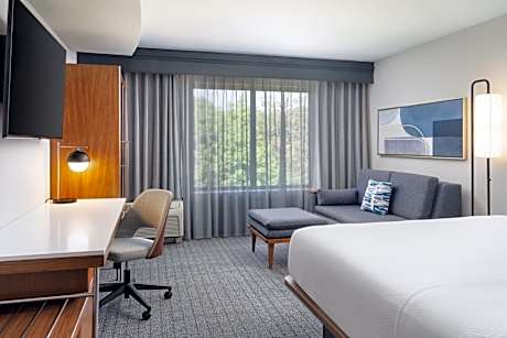 King Room with Bathtub - Mobility Access/Hearing Accessible