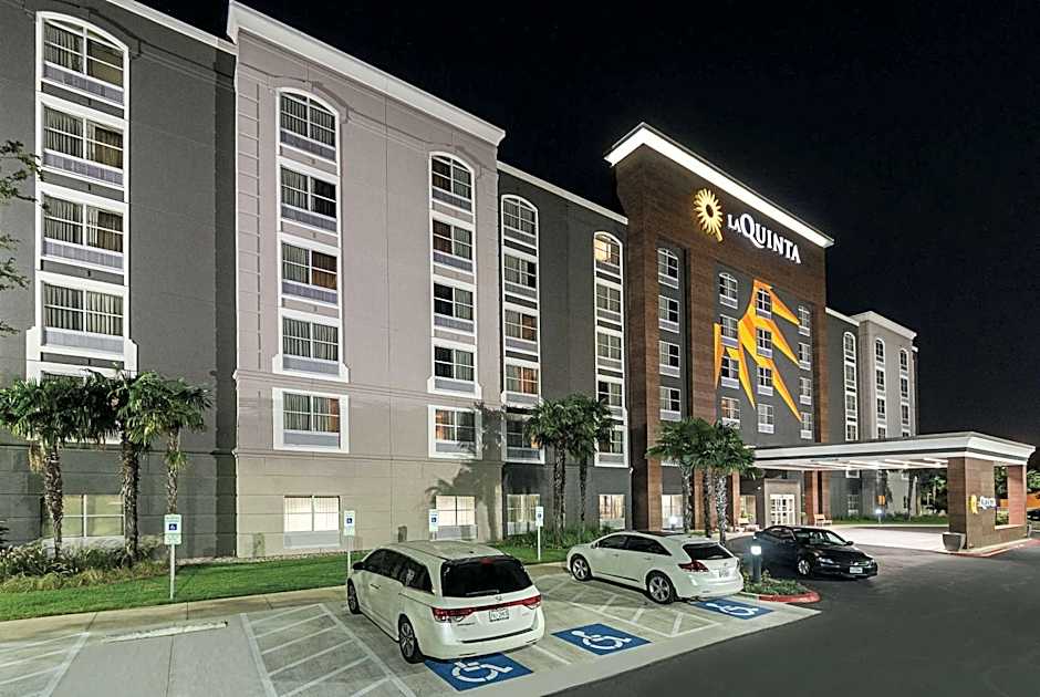 La Quinta Inn & Suites by Wyndham San Antonio Downtown