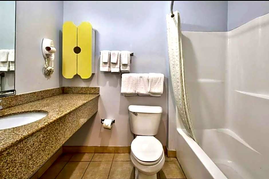 OYO Hotel Sulphur Kitchenette Daily Weekly Stays