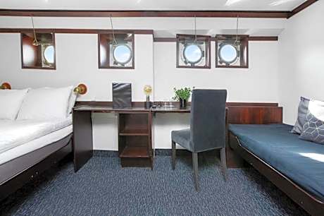 Double Deluxe (1 Queen Bed)