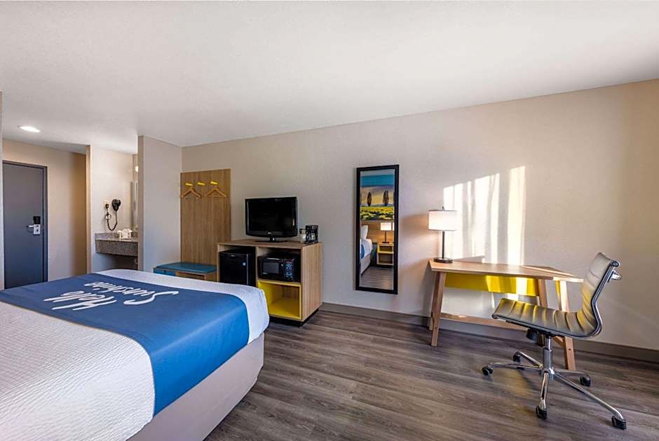 Days Inn by Wyndham Lathrop