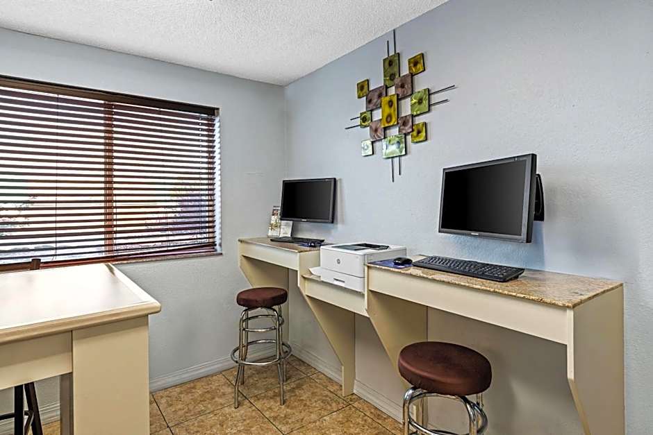 Super 8 by Wyndham Independence Kansas City