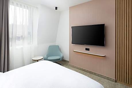 Standard Queen Room with City View