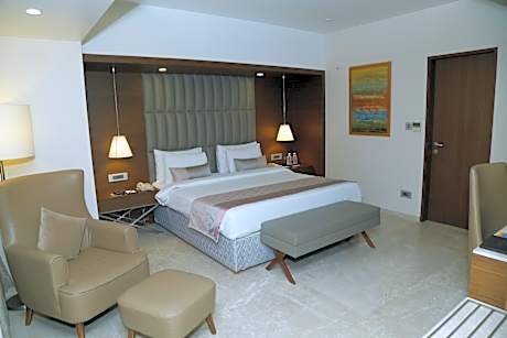 Grand Suites (15% discount on food and soft beverage)