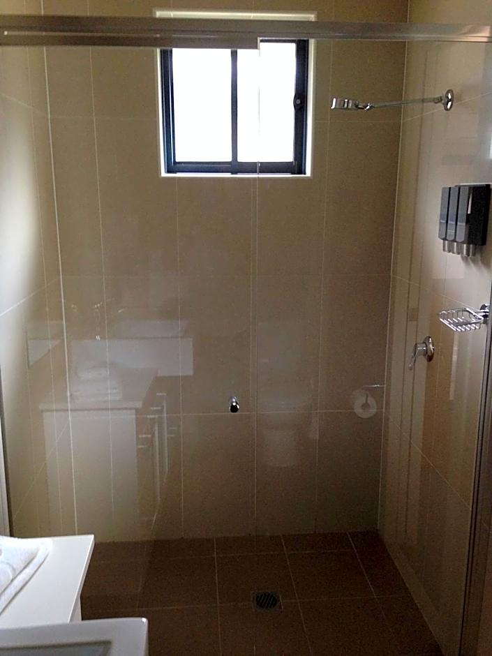 Francis Phillip Motor Inn and The Lodge