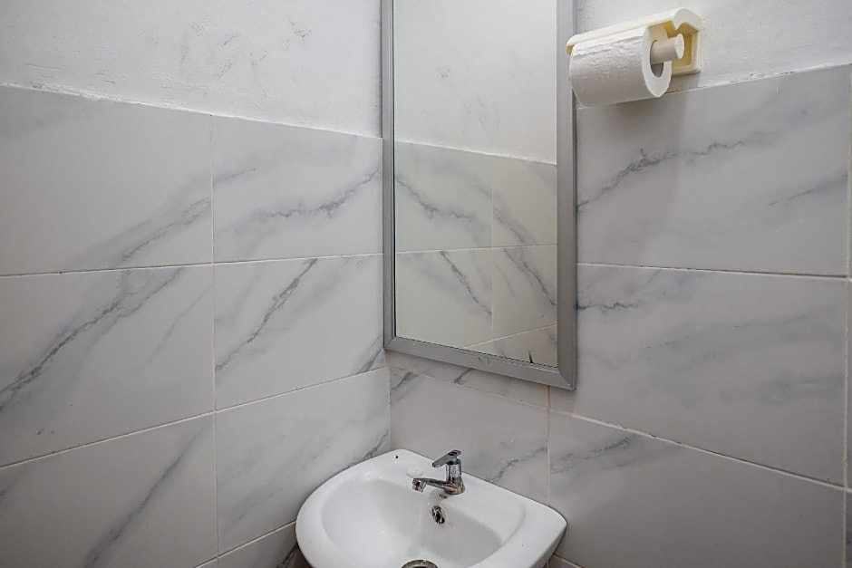 RedDoorz Hostel near Lawang Sewu Semarang