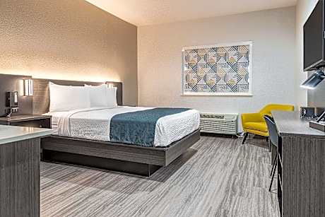 1 Queen Bed | Mobil Access Tub Nsmk Kitchen