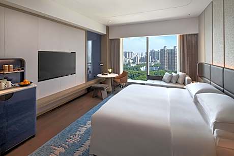 1 King Classic Garden View Club Lounge Access