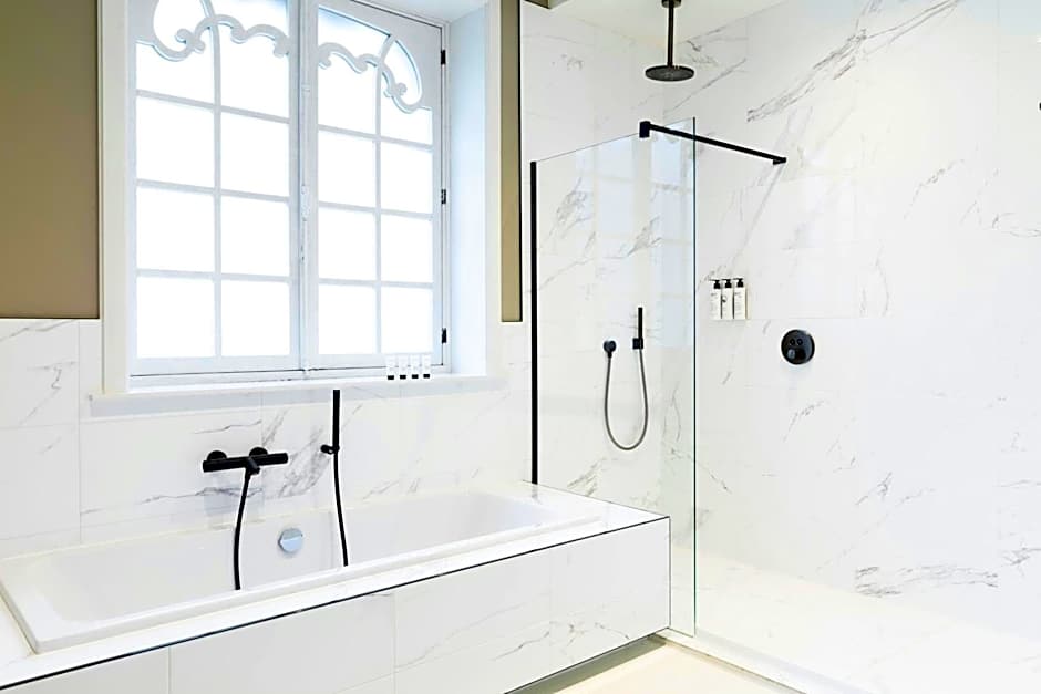 Sapphire House Antwerp, Autograph Collection