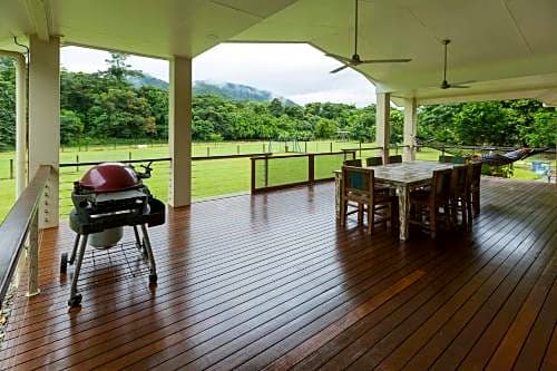 Cairns Homestead REDLYNCH pet and family friendly