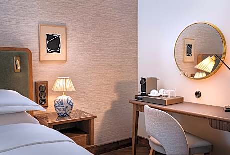 Junior Suite Deluxe With 1 Queen Bed