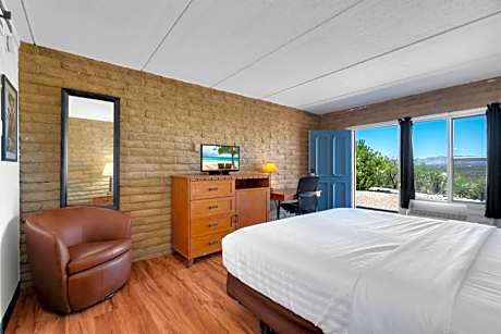 King Room with Roll-in Shower - Disability Access/Non-Smoking