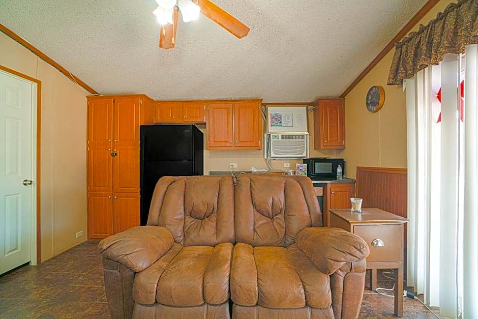 Grand Eagle Ford Lodge & RV Park