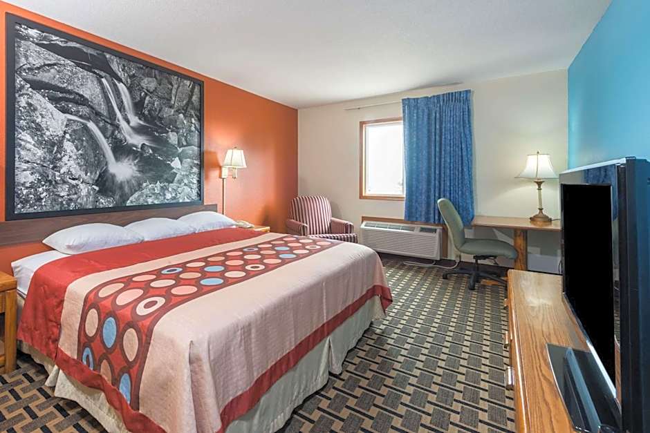 Super 8 by Wyndham Staunton