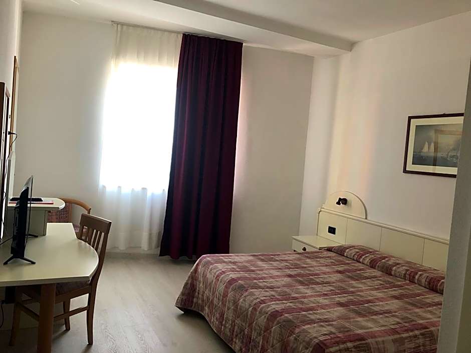 Hotel Alpi Del Mare