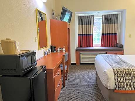 Queen Room - Non-Smoking