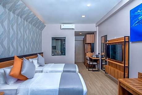 Double or Twin Room with Partial Sea View