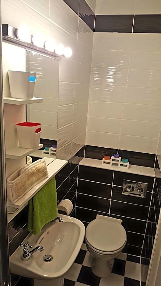 Ridge-Rock Accommodation