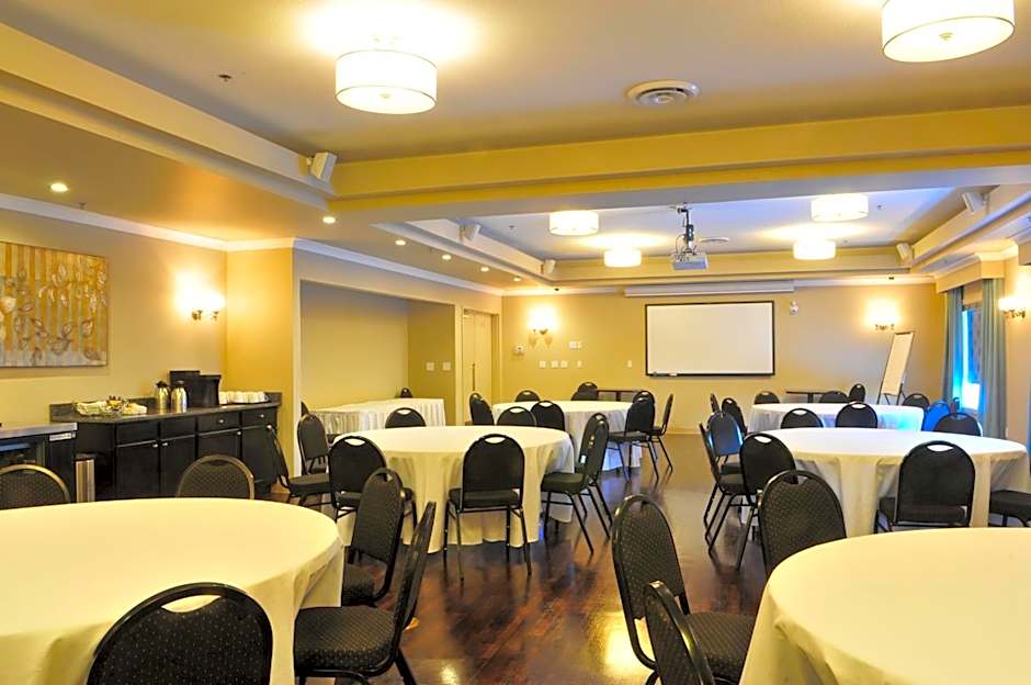 Ramada by Wyndham Emerald Park/Regina East