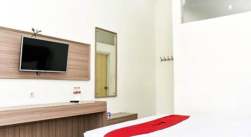 RedDoorz near Alun Alun Wonosobo