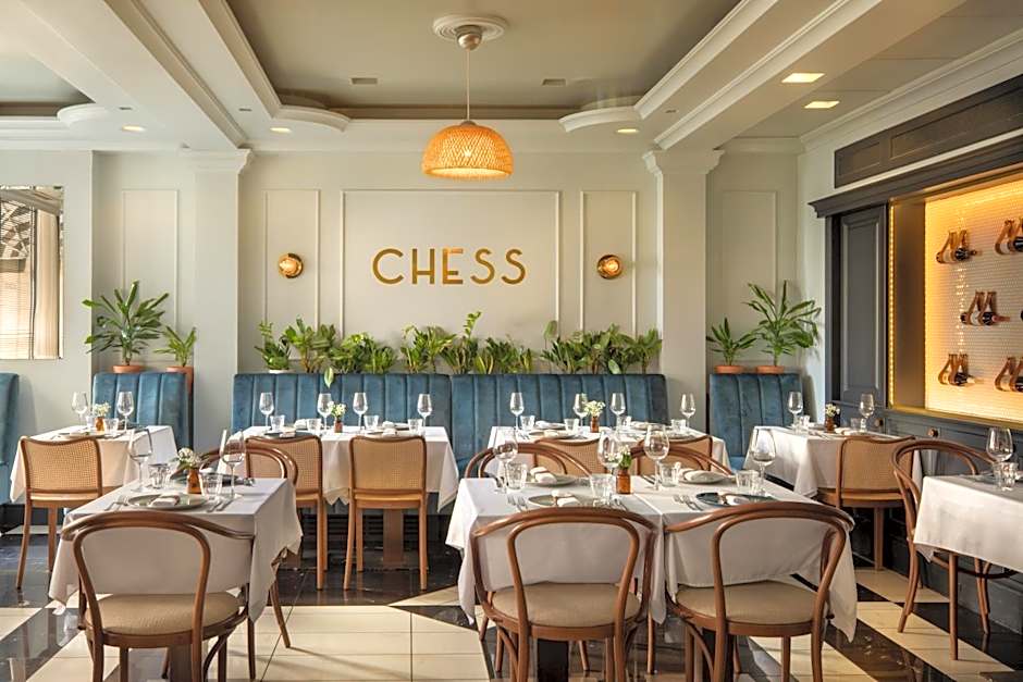 Queen'S Court Hotel & Residence