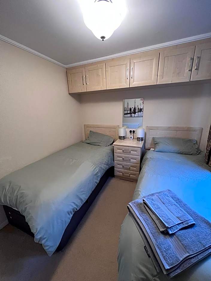 The Warren Holiday Park - Family Chalet