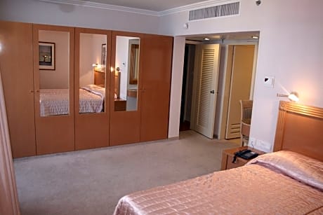 Suite with Sea and Pool View (3 adults)